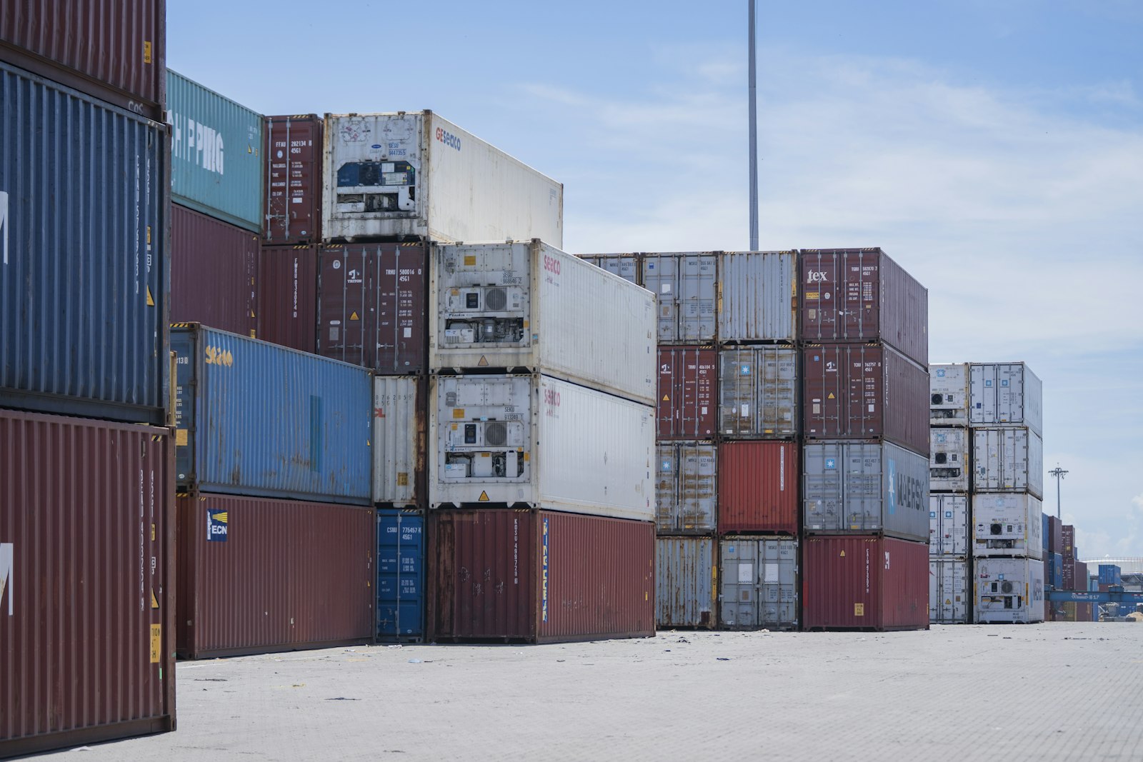 Contenedores de transporte marítimo apilados en un puerto